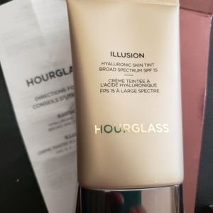 Hourglass illusion Hyaluronic skin tint
